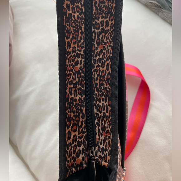 Leopard and hot pink striped accent Neoprene crossbody messenger bag - Picture 9 of 12